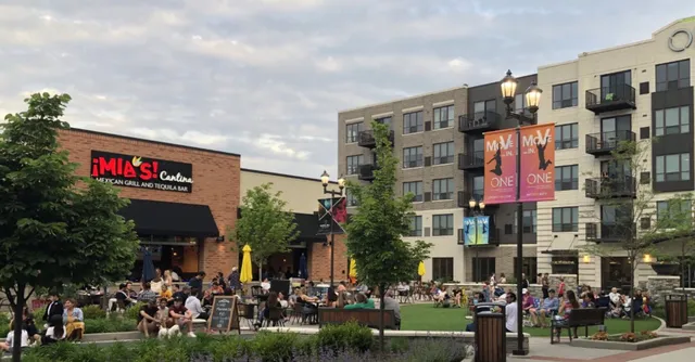 $1,800 | 490 Pleasant Run Drive, Unit F, Wheeling, IL 60090