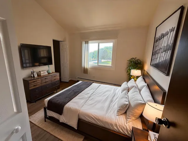 $1,800 | 490 Pleasant Run Drive, Unit F, Wheeling, IL 60090