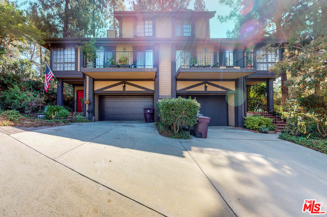 2320 Rosecrest Street Glendale, CA 91208 - Photo 3 of 30