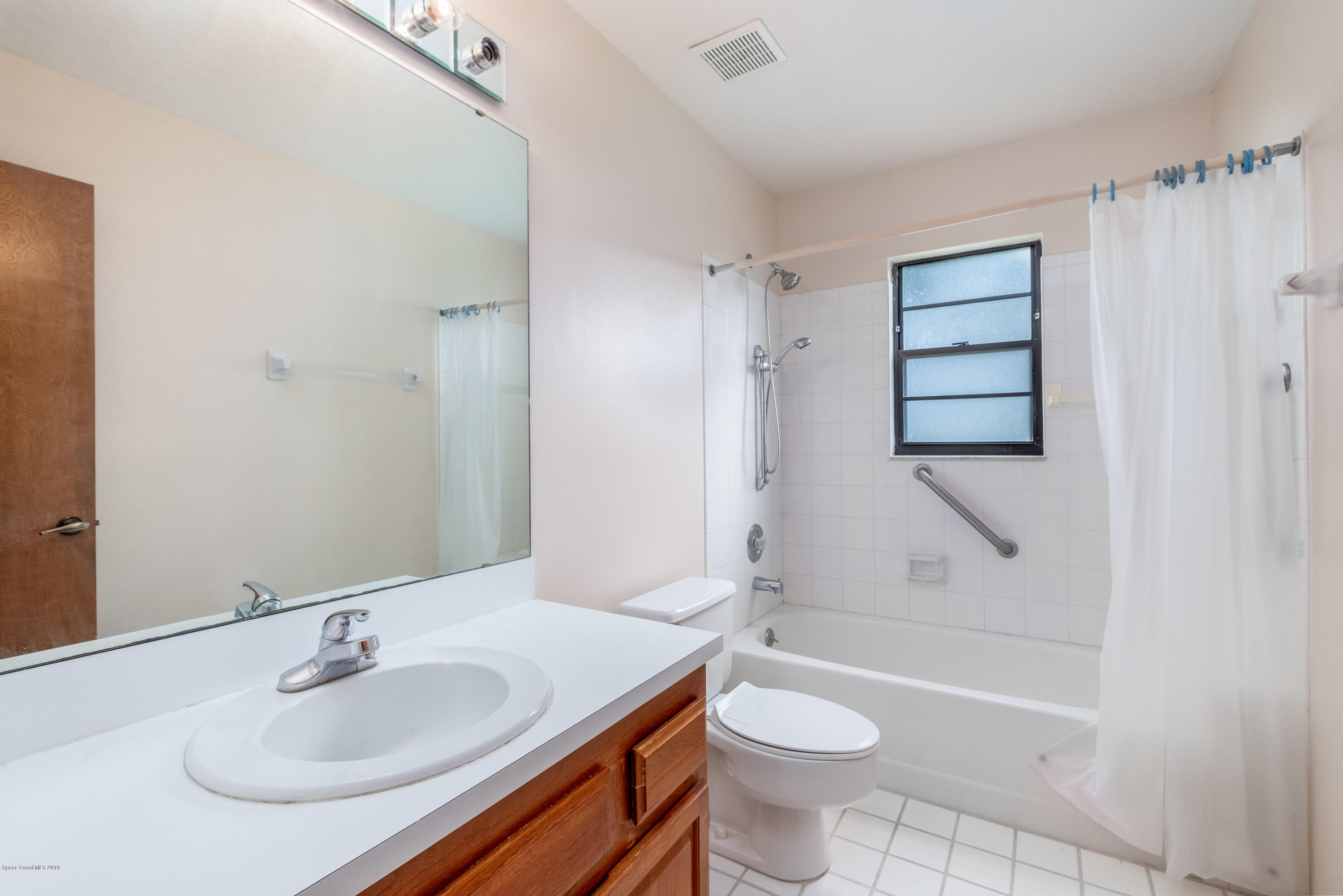 912 Ridge Lake Drive Melbourne, FL 32940 - Photo 20 of 27 guest bath