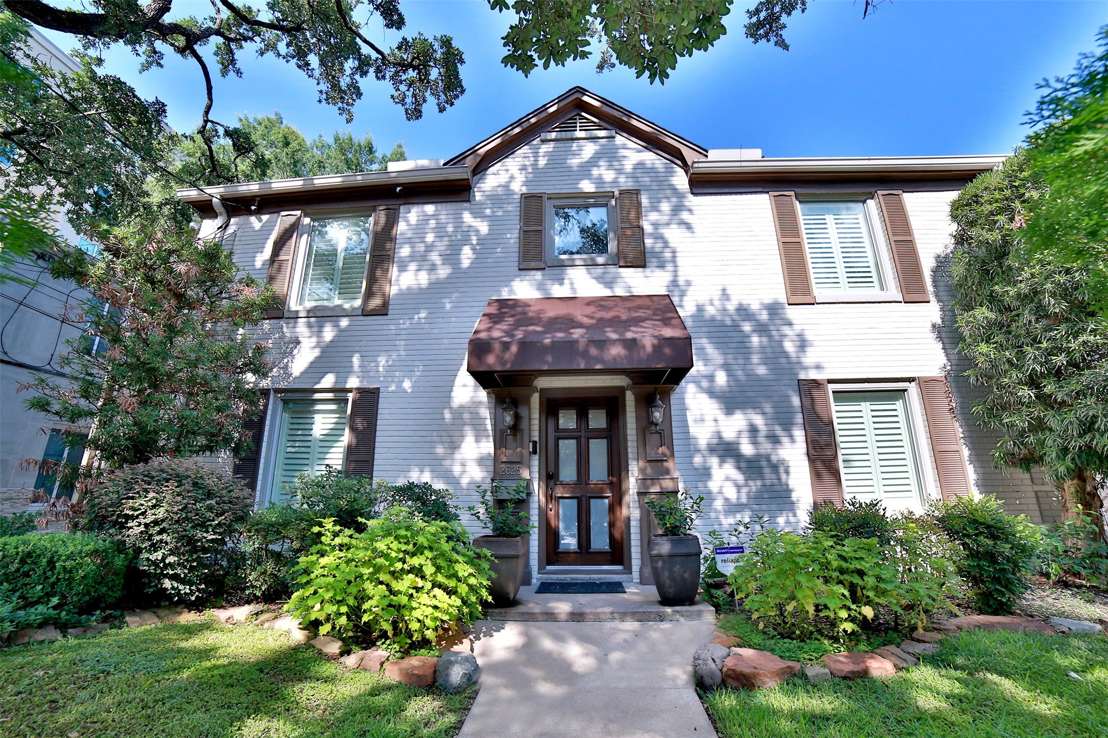 2625 Peckham Street Houston, TX 77098 - Photo 3 of 27 front view of a house with a small yard