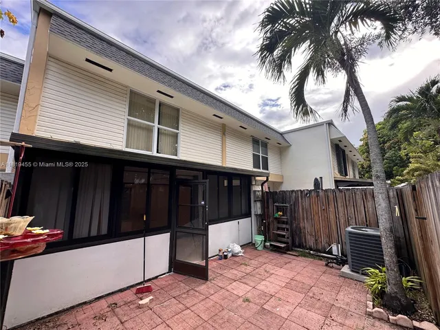 $319,000 | 3321 Raleigh Street, Unit 3H, Hollywood, FL 33021