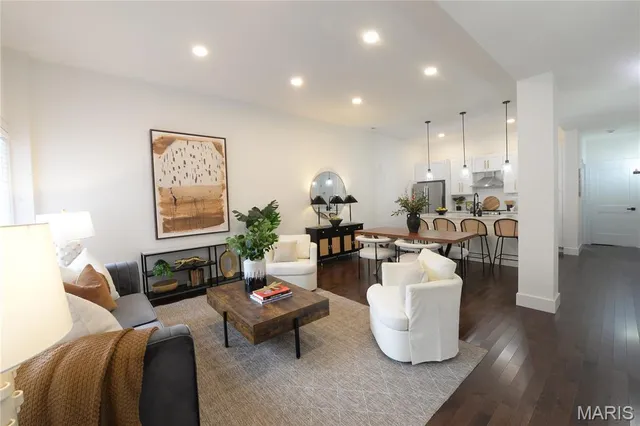 $1,895 | 3184 Oak Hill Avenue, St. Louis, MO 63116