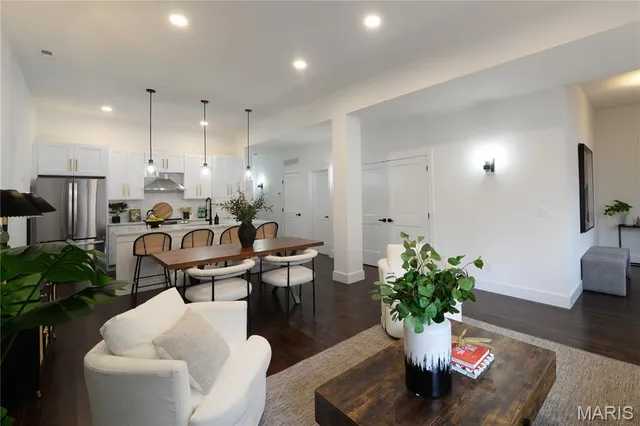 $1,895 | 3184 Oak Hill Avenue, St. Louis, MO 63116