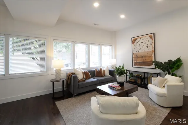 $1,895 | 3184 Oak Hill Avenue, St. Louis, MO 63116