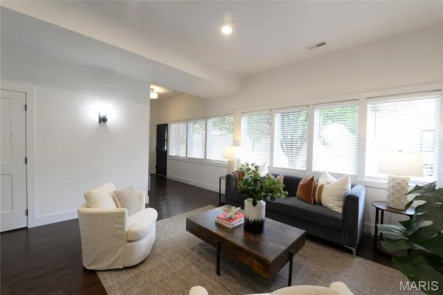 $1,895 | 3184 Oak Hill Avenue, St. Louis, MO 63116