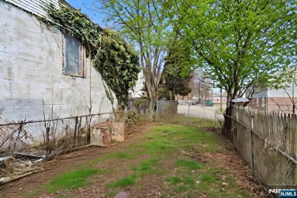 a view of yard with tree