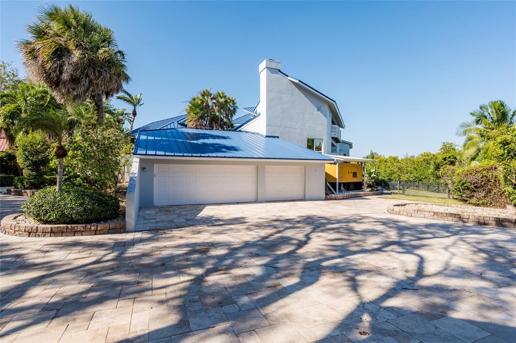 2268 Kings Point Drive Largo, FL 33774 - Photo 6 of 84 a house with a outdoor space
