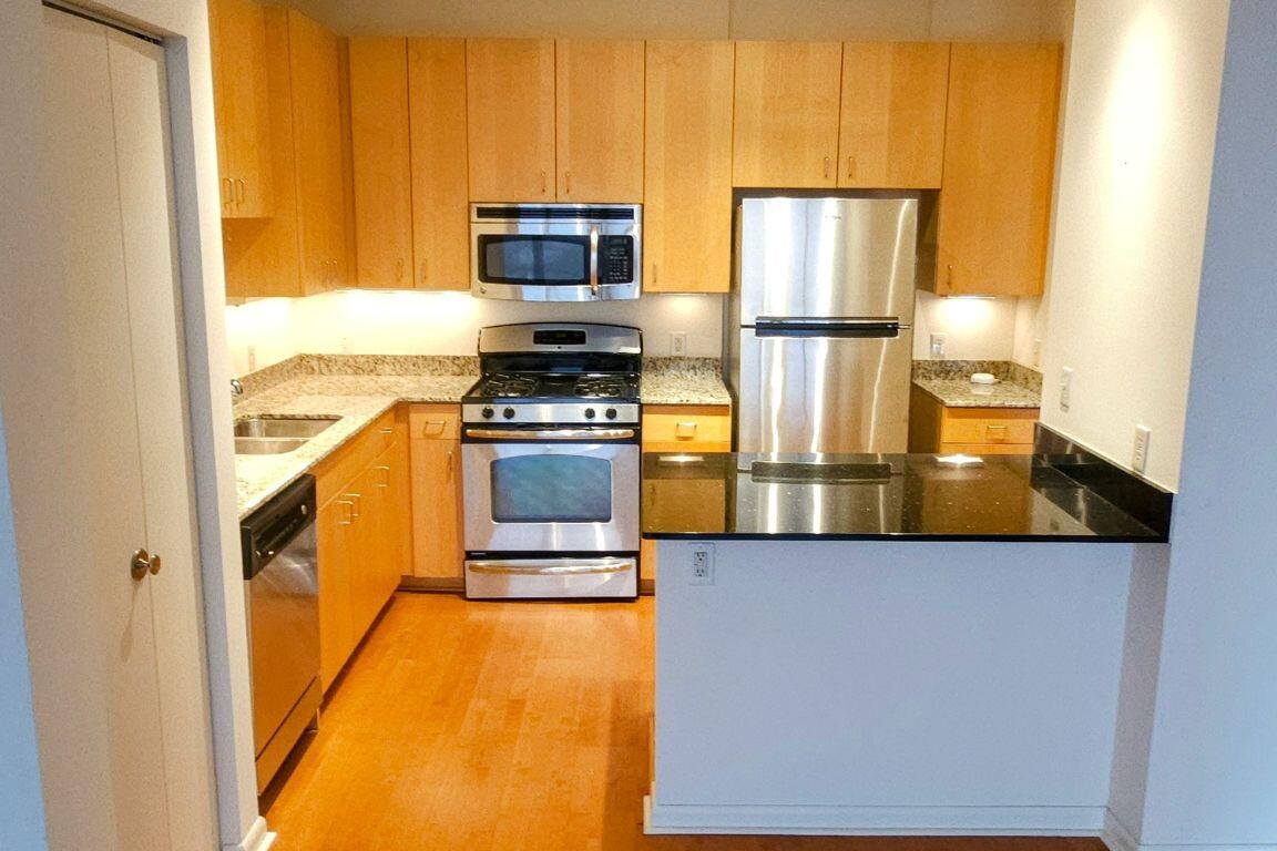 1918 East Lafayette Place, Unit 1007 Milwaukee, WI 53202 - Photo 2 of 10 1918 E Lafayette Pl 1007,