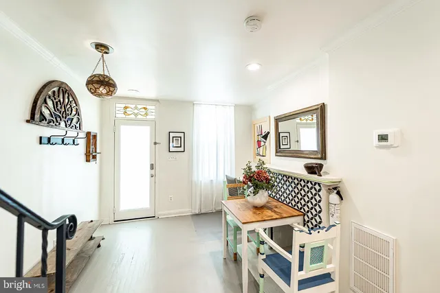 a view of livingroom with furniture