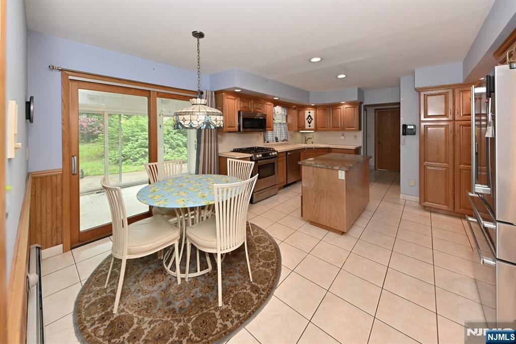 9 Lyncrest Drive Paramus, NJ 07652 - Photo 18 of 49