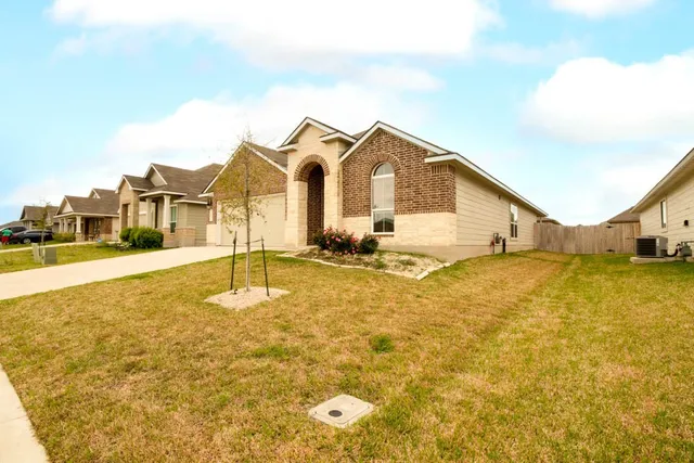 $2,400 | 1022 Fannin Street, Brenham, TX 77833