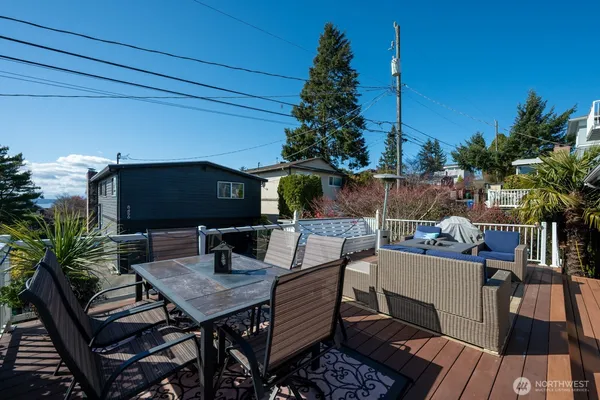 a view of a dinning table and chairs in patio