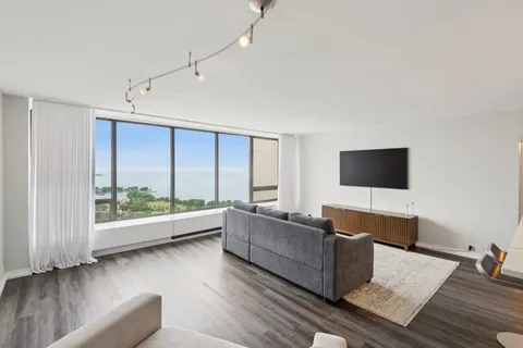 $375,000 | 2800 North Lake Shore Drive, Unit 3603, Chicago, IL 60657