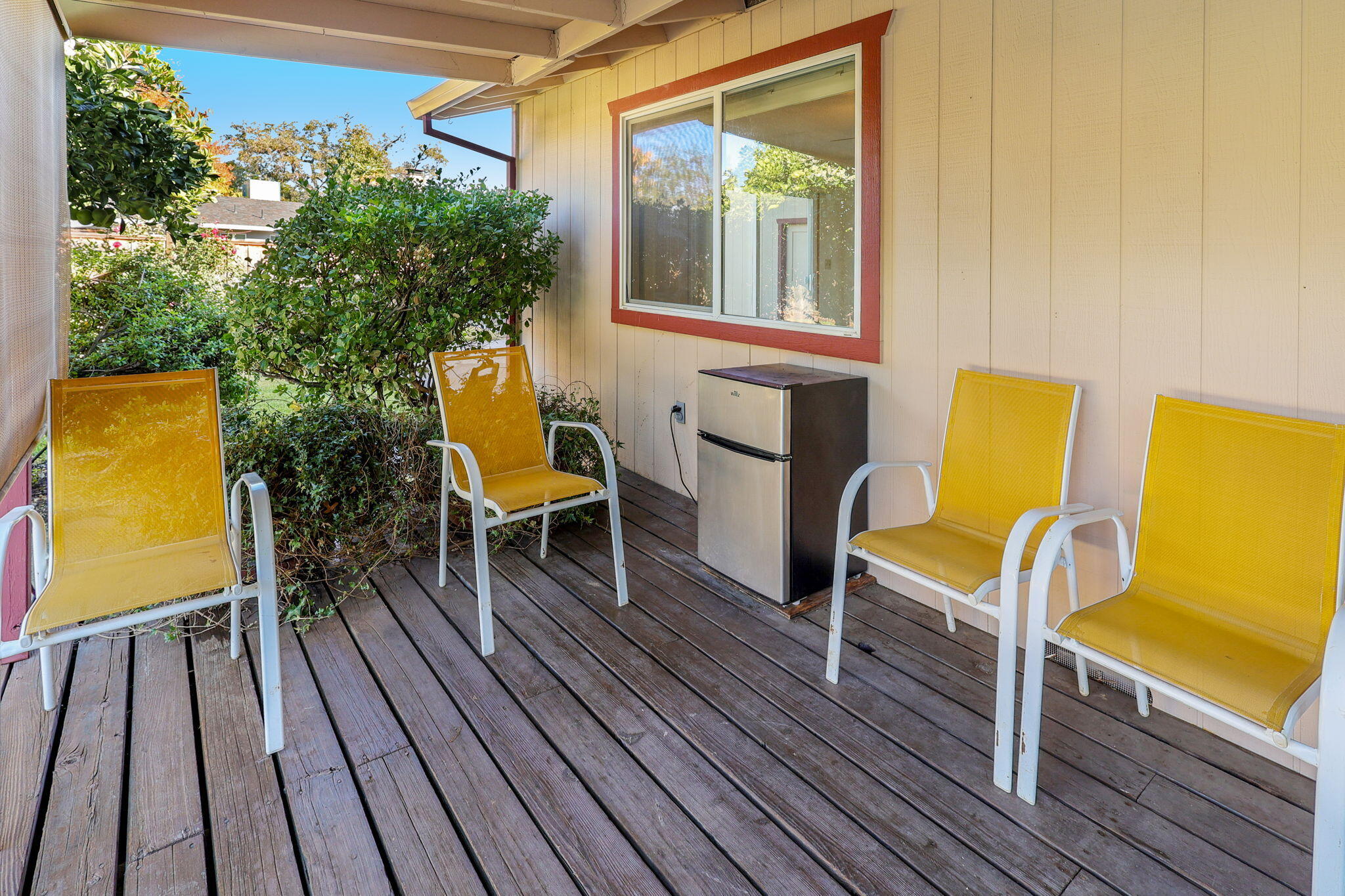 3420 Riverview Drive Redding, CA 96001 - Photo 28 of 40 a balcony with table and chairs