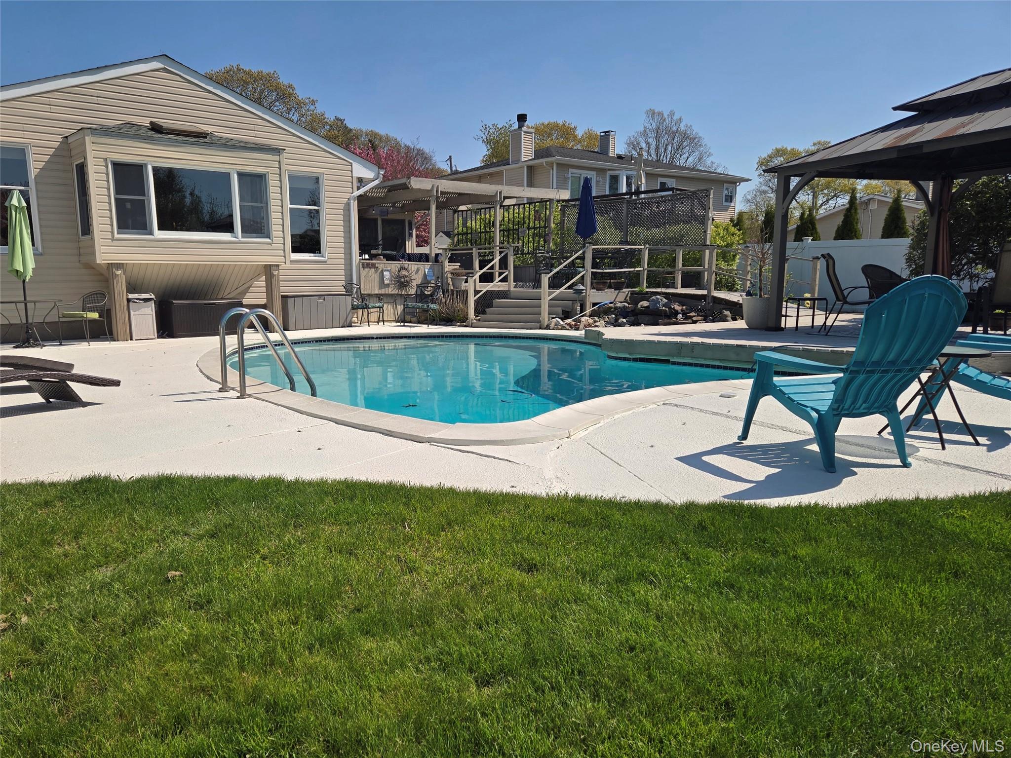 212 Matthews Road Oakdale, NY 11769 - Photo 35 of 38