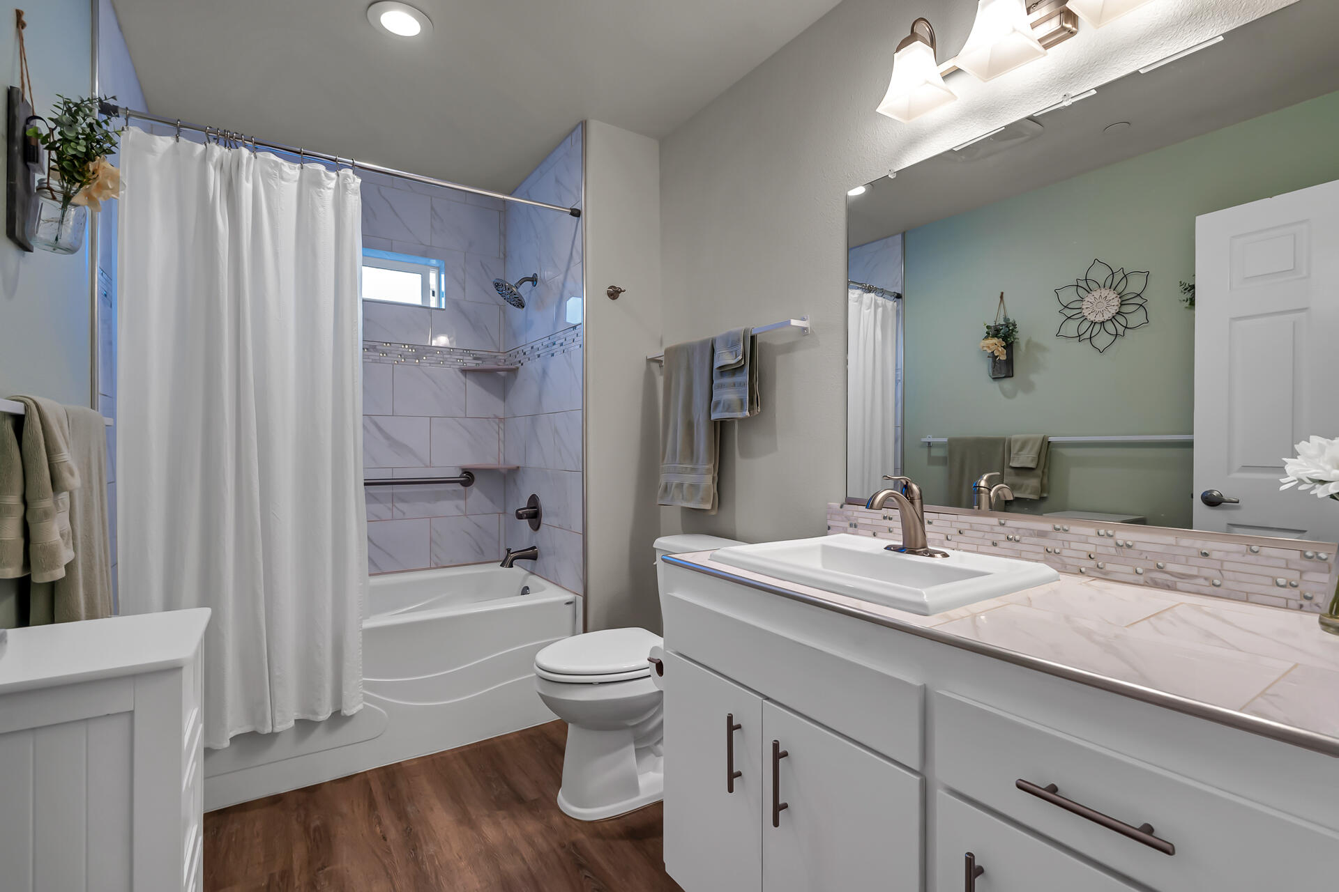 1750 Diamond Street Anderson, CA 96007 - Photo 29 of 54 Hall Bath