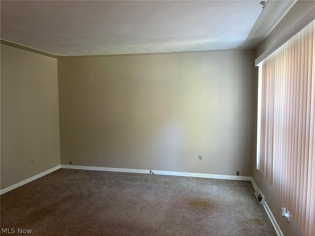 2140 Claus Road Vermilion, OH 44089 - Photo 9 of 50 front room/living room