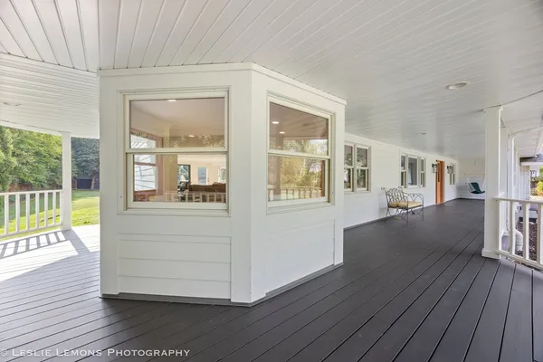 a view of livingroom with furniture