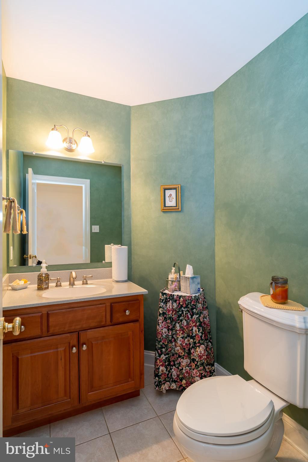61 Starr Road Reading, PA 19608 - Photo 37 of 79 1st floor powder room