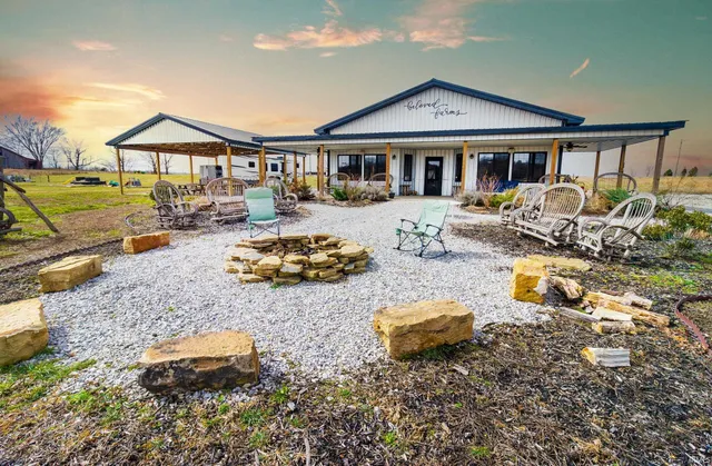 $290,000 | 6889 County Road 775 East, Evanston, IN 47531