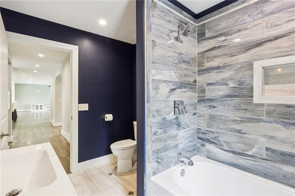3442 Mercer Road New Castle, PA 16105 - Photo 17 of 39 a bathroom with a bathtub and a toilet