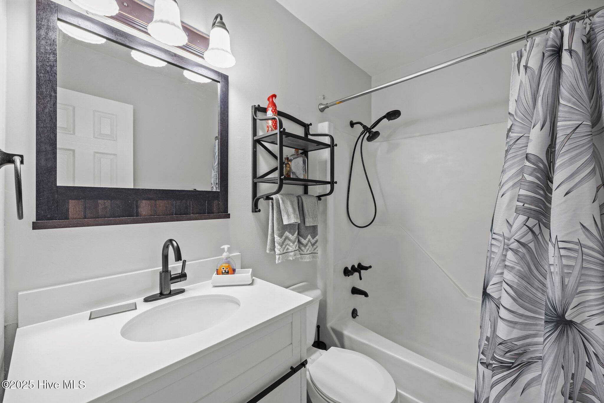 1619 RaceTrack Road New Bern, NC 28562 - Photo 17 of 35 Full Bathroom