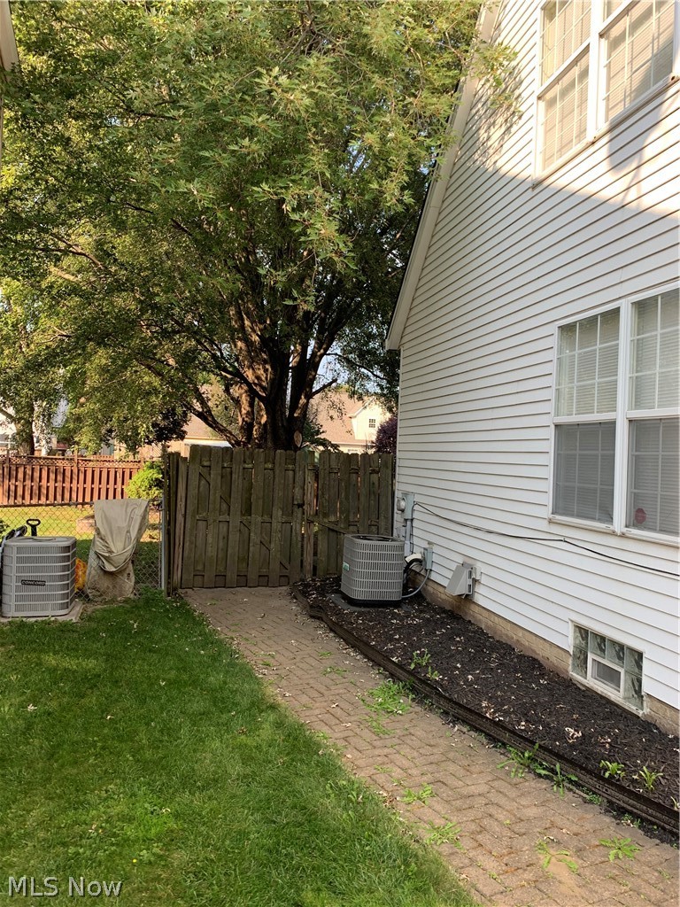 1220 Spring Road Cleveland, OH 44109 - Photo 4 of 26