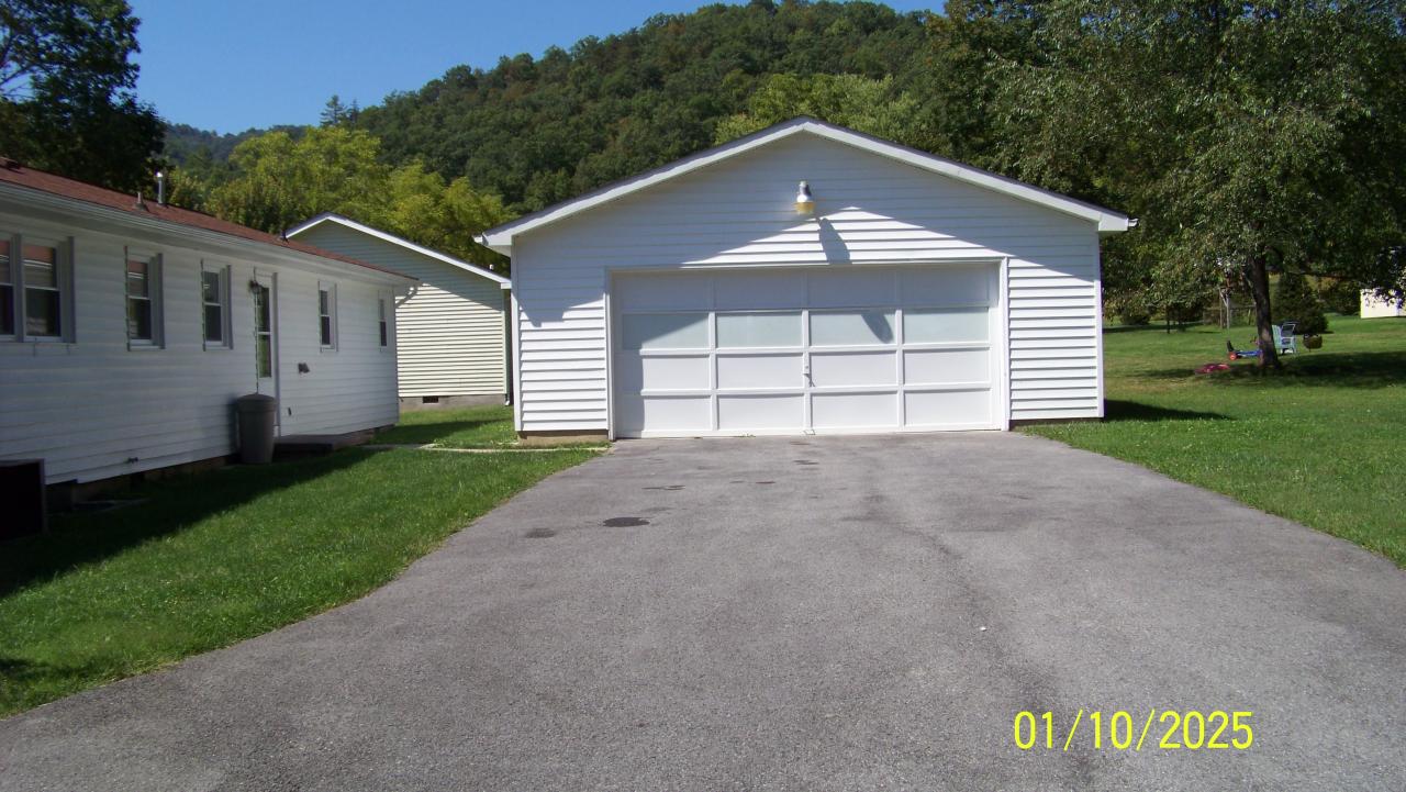 Detached garage