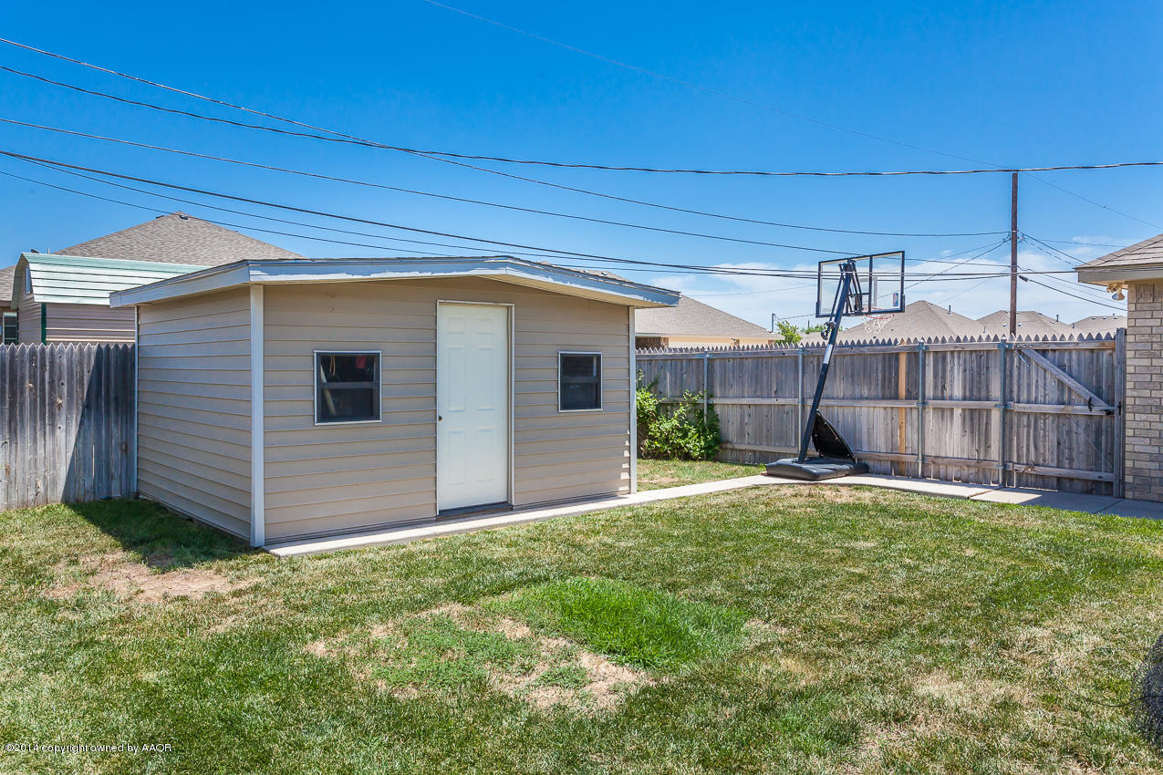 5811 South Rusk Street Amarillo, TX 79118 - Photo 20 of 22 a backyard of a house