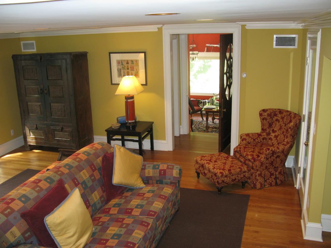 336 Ponus Ridge Road New Canaan, CT 06840 - Photo 8 of 28 a living room with furniture and a lamp
