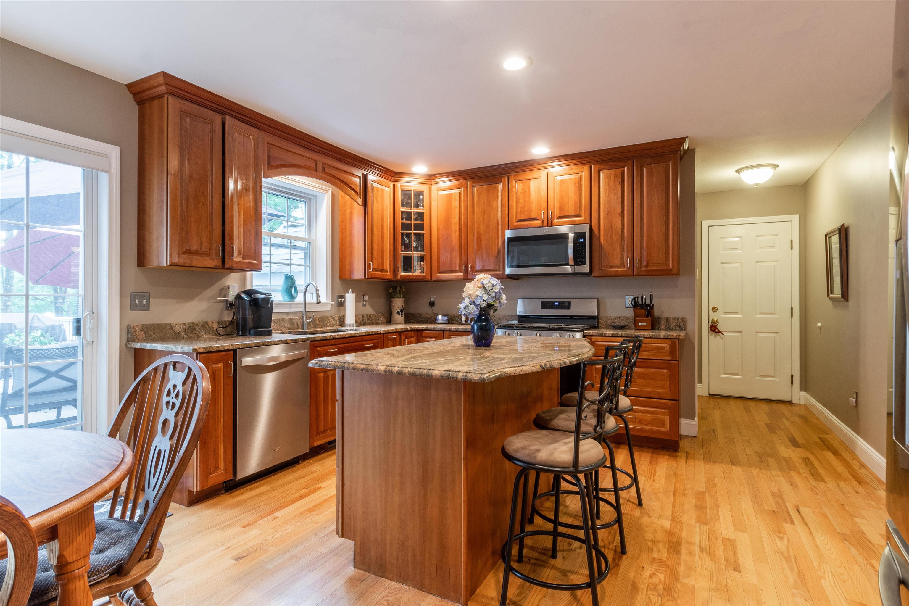 18 Rhodora Drive Amherst, NH 03031 - Photo 5 of 34