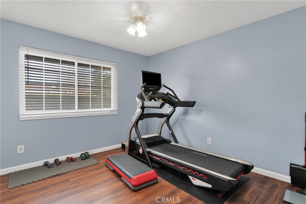 14190 Tehachapi Road Apple Valley, CA 92307 - Photo 20 of 39 a room with gym equipment