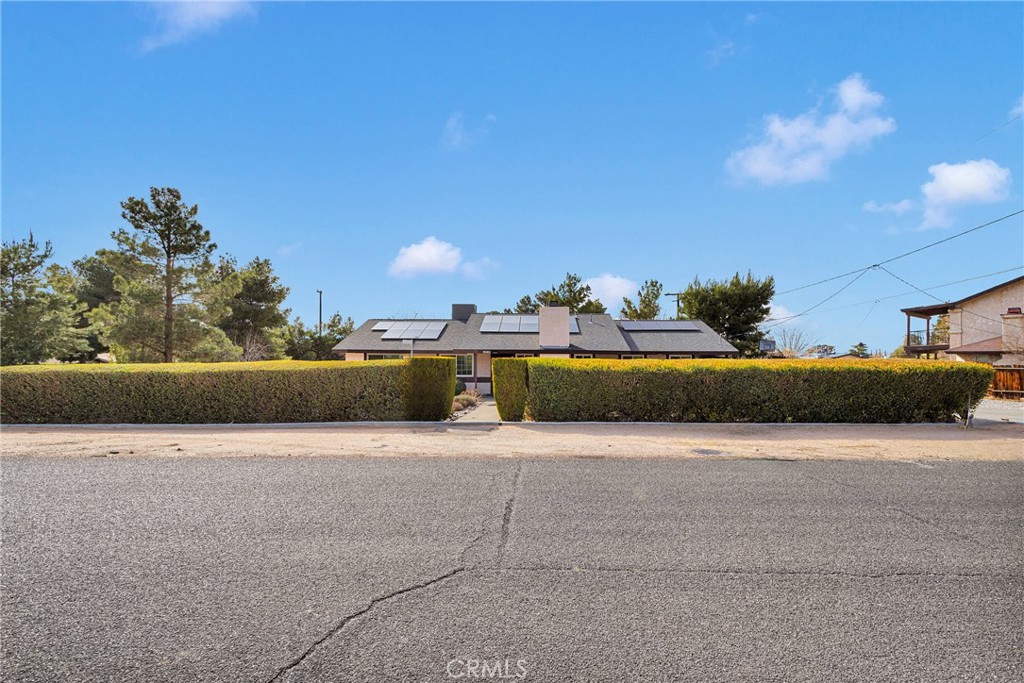 14190 Tehachapi Road Apple Valley, CA 92307 - Photo 6 of 39 a view of patio and entertaining space