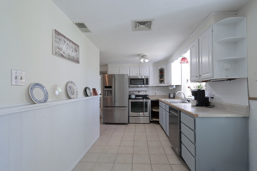 49 Fitzgerald Road Springfield, MA 01104 - Photo 13 of 41
