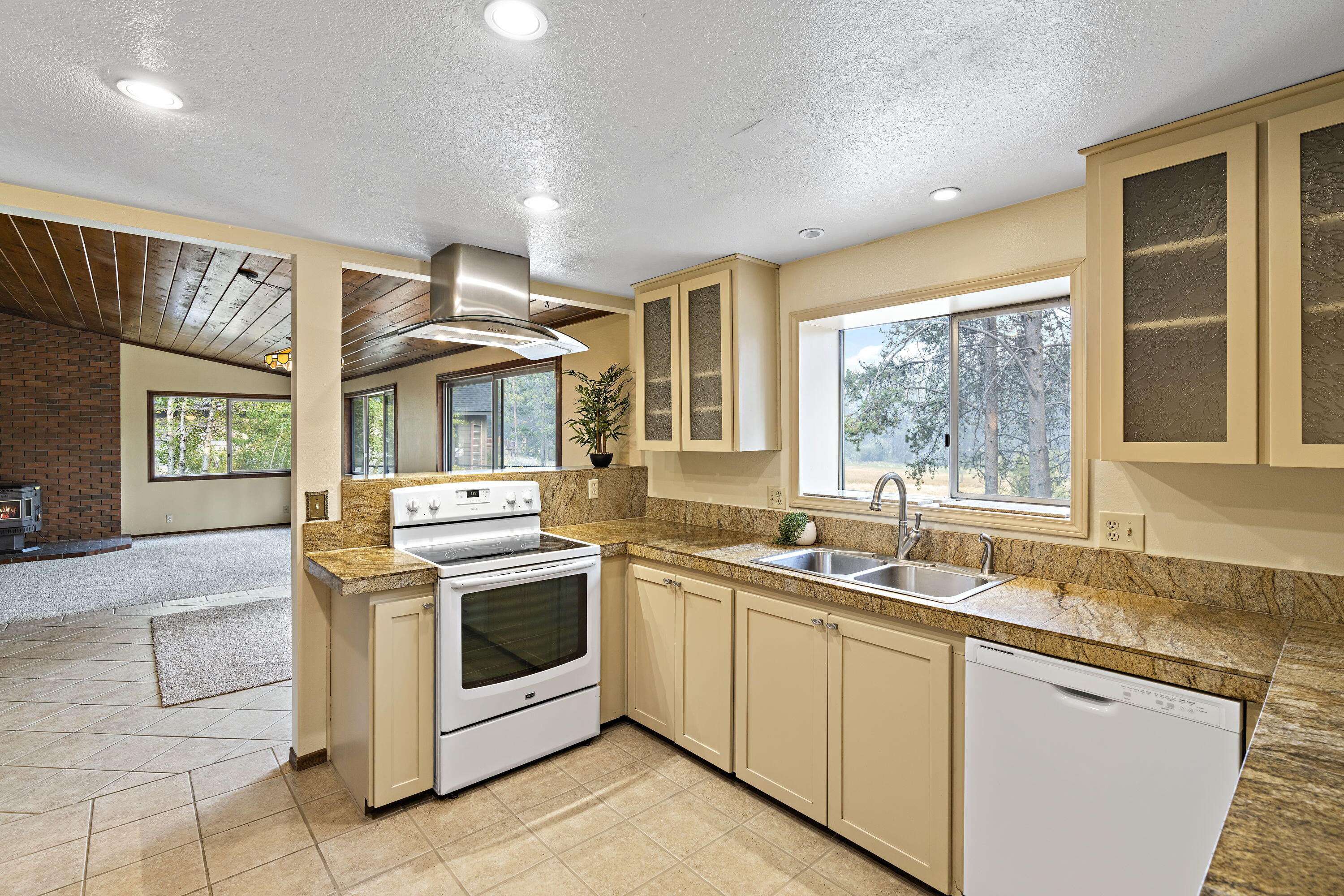 17315 Elsinore Road Bend, OR 97707 - Photo 11 of 41 11. Kitchen
