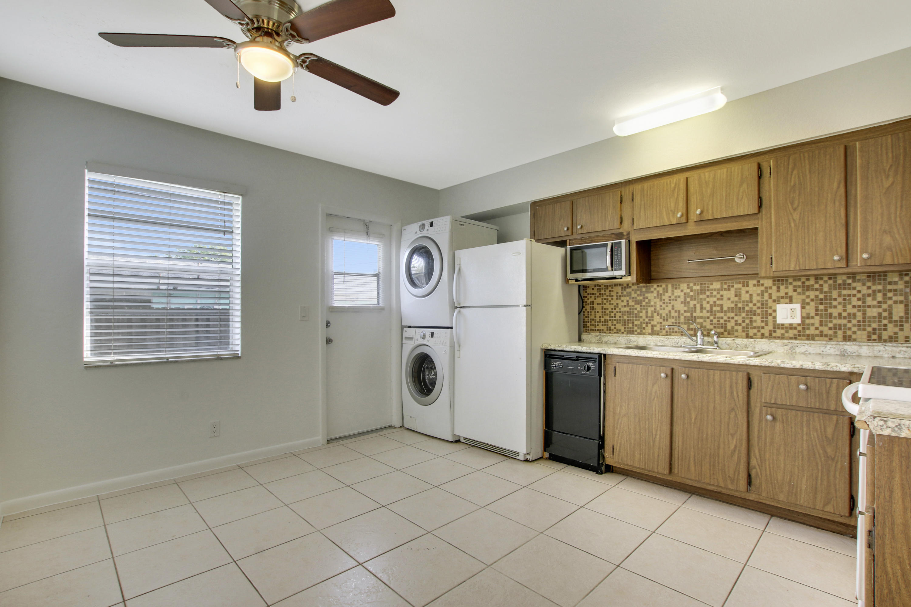 1919 Doffer Lane, Unit 1933 Juno Ridge, FL 33408 - Photo 3 of 13 kitchen