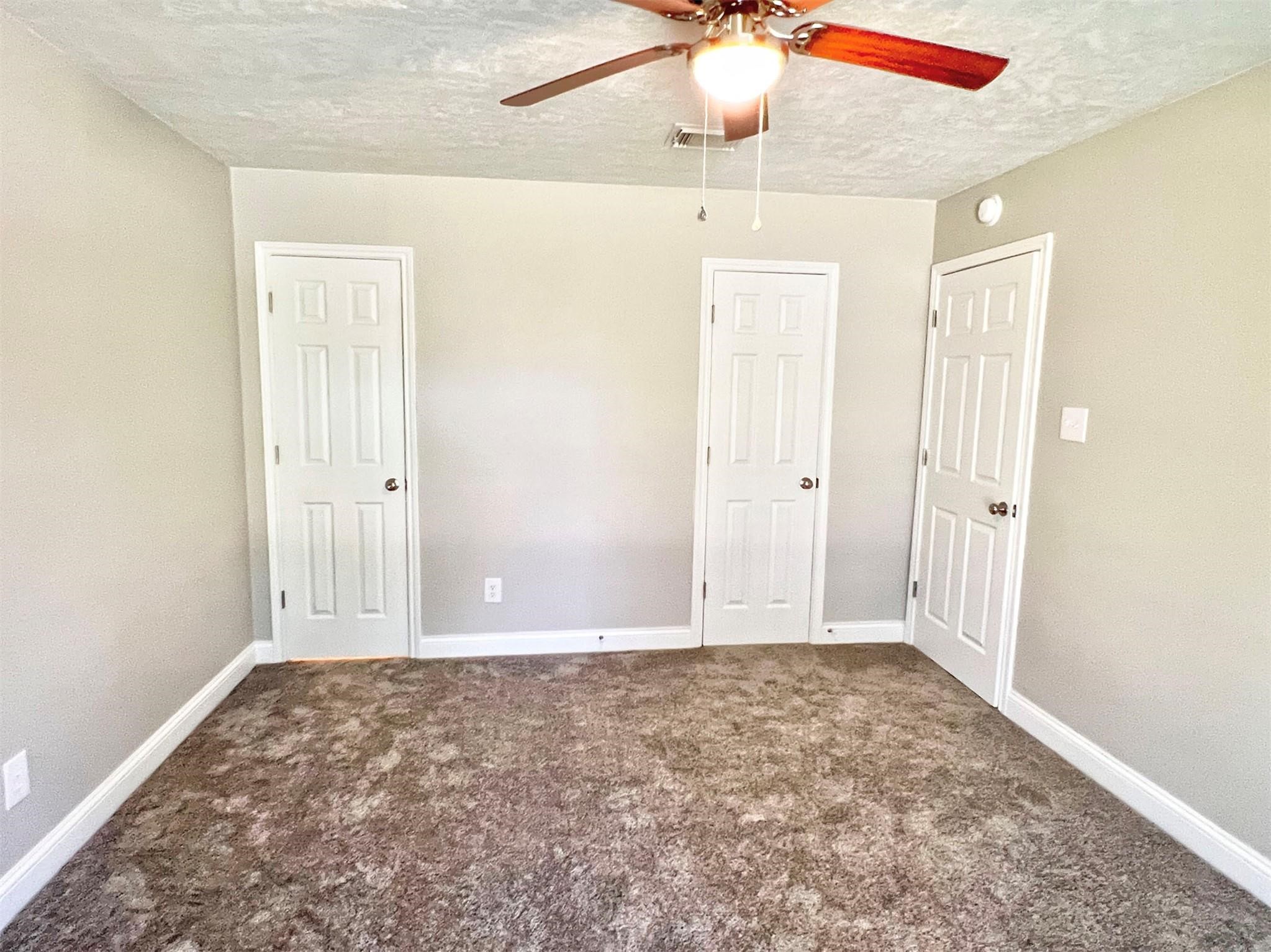 415 Sevenhampton Lane Houston, TX 77015 - Photo 18 of 32 an empty room with a ceiling fan