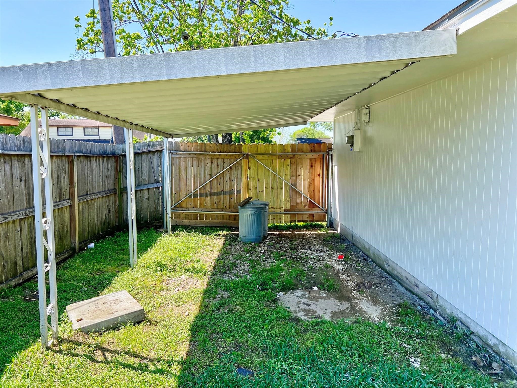 415 Sevenhampton Lane Houston, TX 77015 - Photo 31 of 32 a view of a backyard with a small cabin