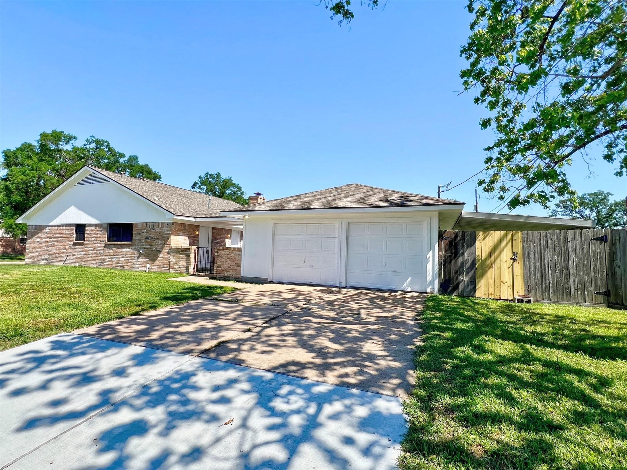 415 Sevenhampton Lane Houston, TX 77015 - Photo 5 of 32 a front view of house with yard and trees in the background