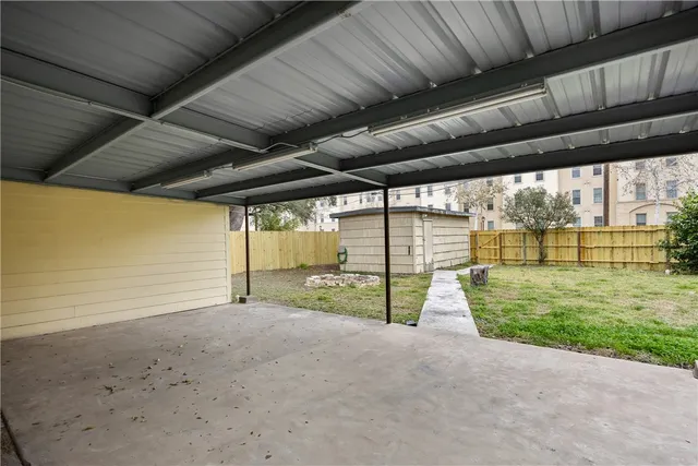 a view of a backyard