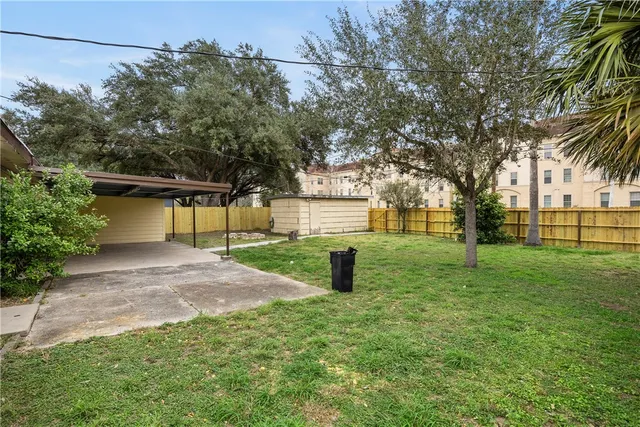 a view of a yard with a house