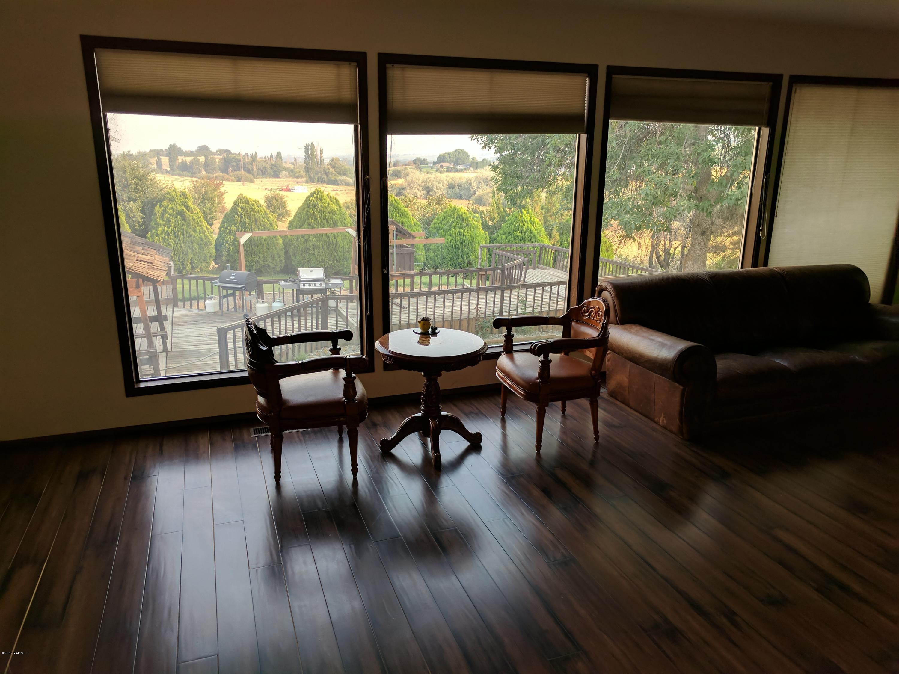 401 North Wickersham Road Yakima, WA 98908 - Photo 4 of 10 a living room with furniture and a large window