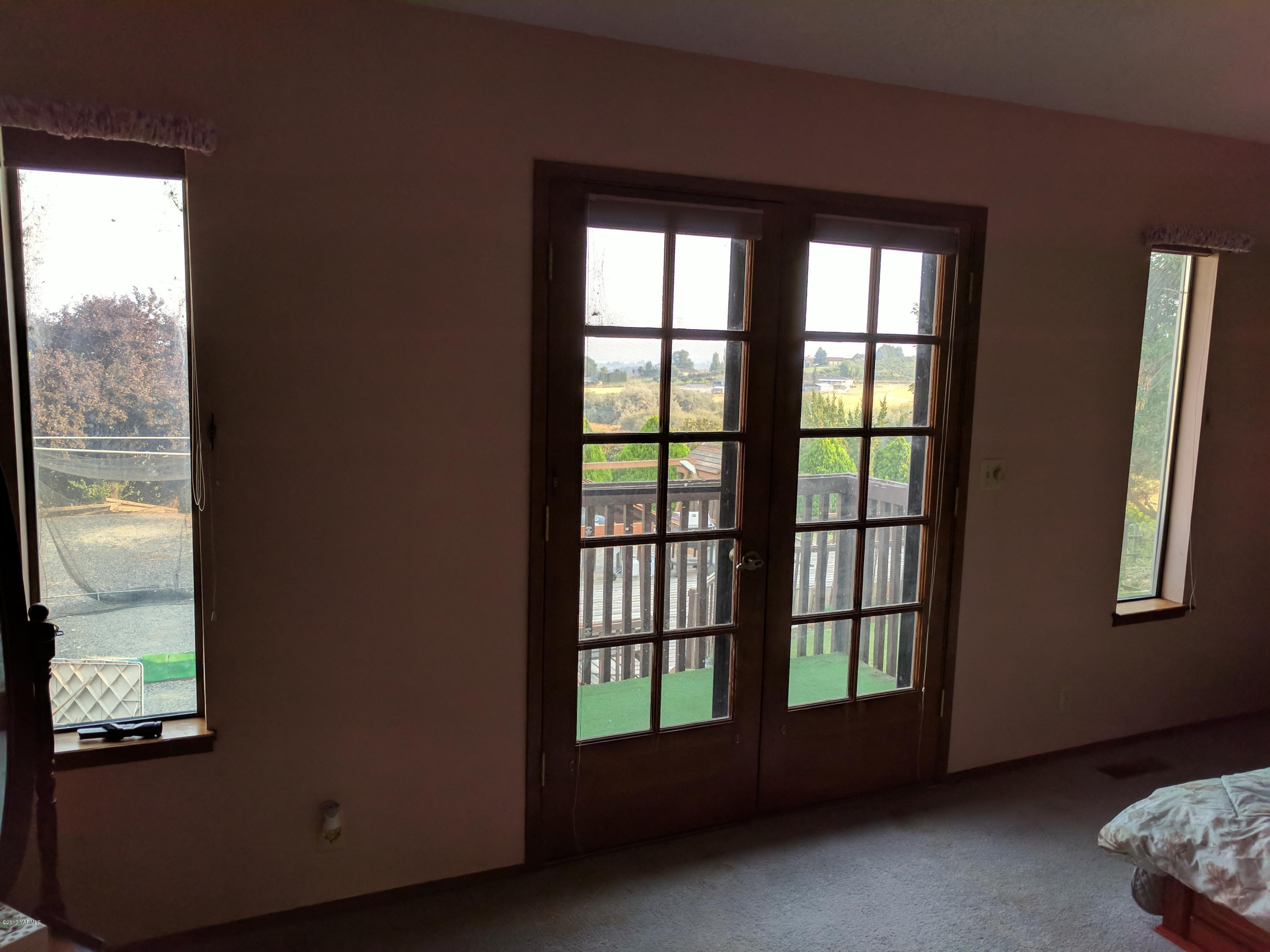 401 North Wickersham Road Yakima, WA 98908 - Photo 5 of 10 a view of an empty room and window