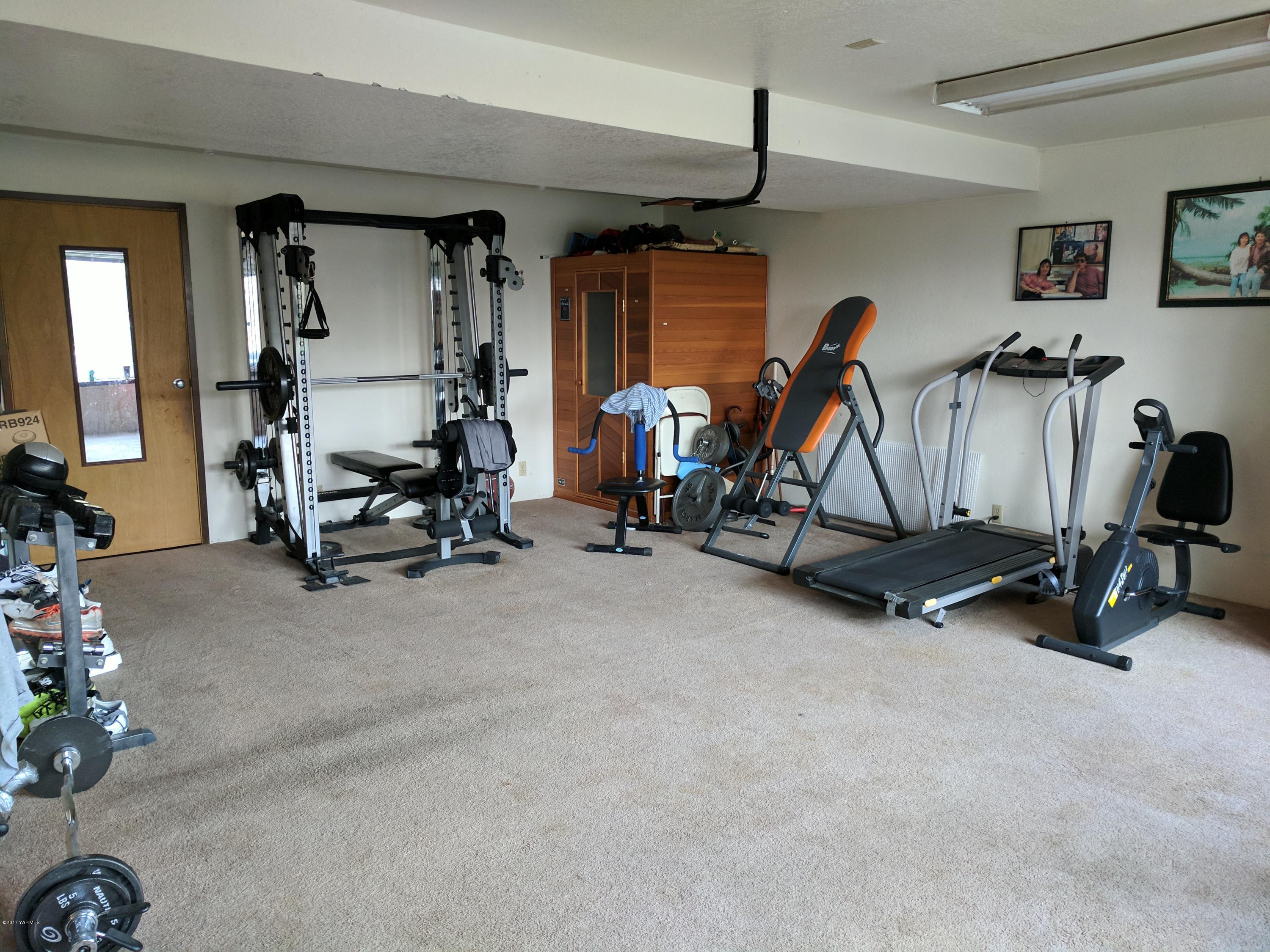 401 North Wickersham Road Yakima, WA 98908 - Photo 7 of 10 a view of a room with gym equipment