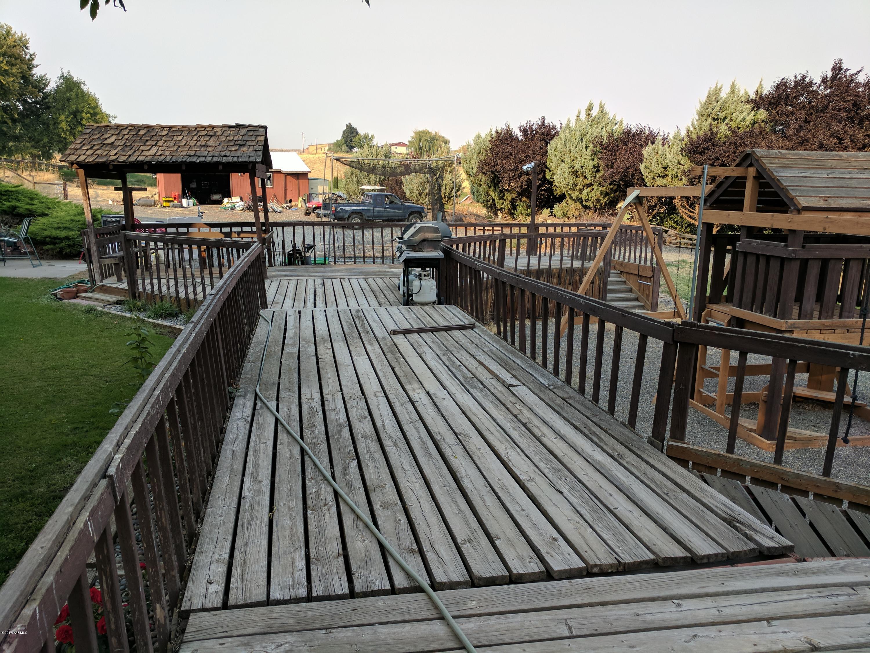401 North Wickersham Road Yakima, WA 98908 - Photo 9 of 10 a view of balcony with wooden floor and fence