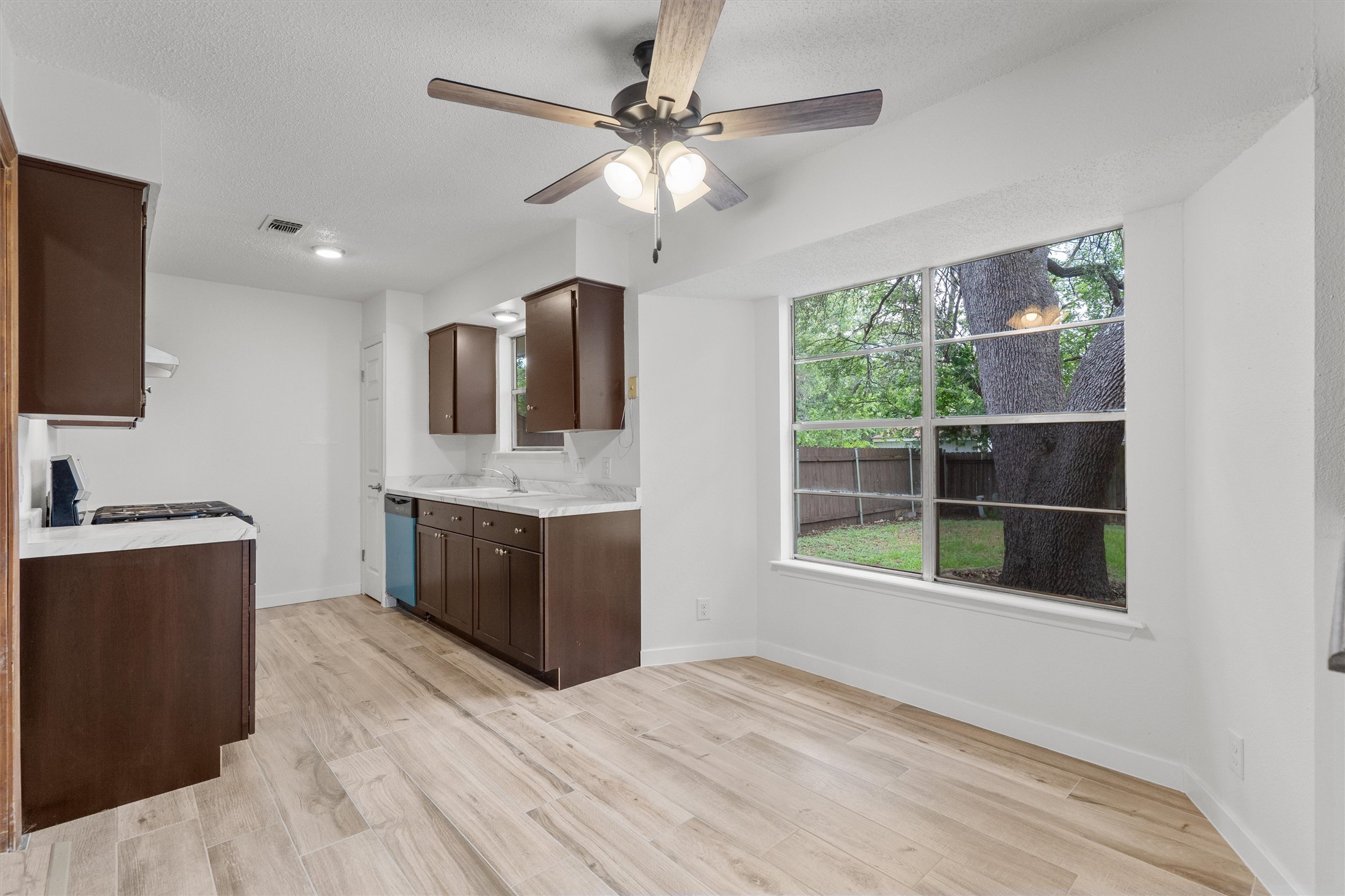 703 Huntingdon Place Austin, TX 78745 - Photo 6 of 28