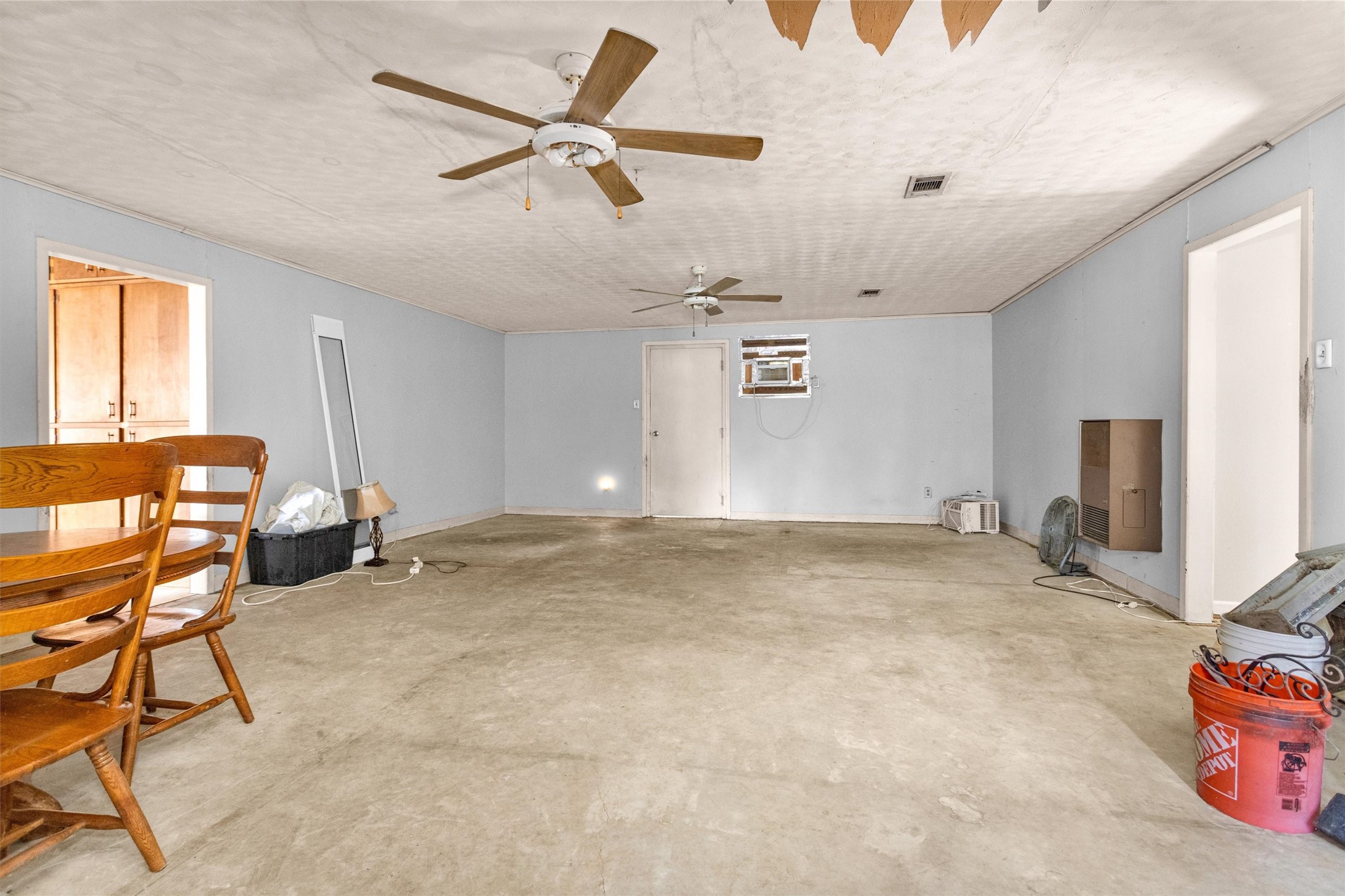 75 South Pavey Circle New Waverly, TX 77358 - Photo 6 of 21 a view of a livingroom with furniture and a ceiling fan