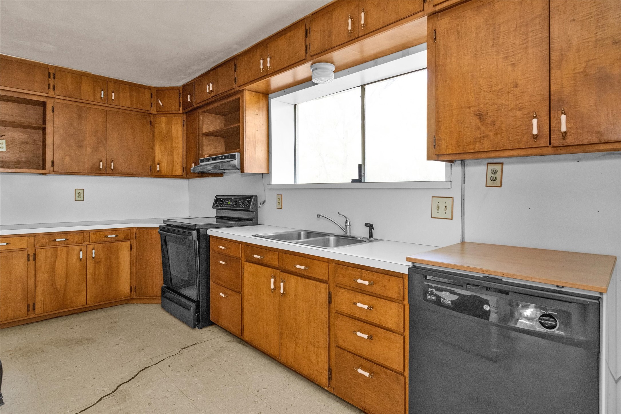 75 South Pavey Circle New Waverly, TX 77358 - Photo 8 of 21 a kitchen with stainless steel appliances granite countertop a sink a stove and a microwave