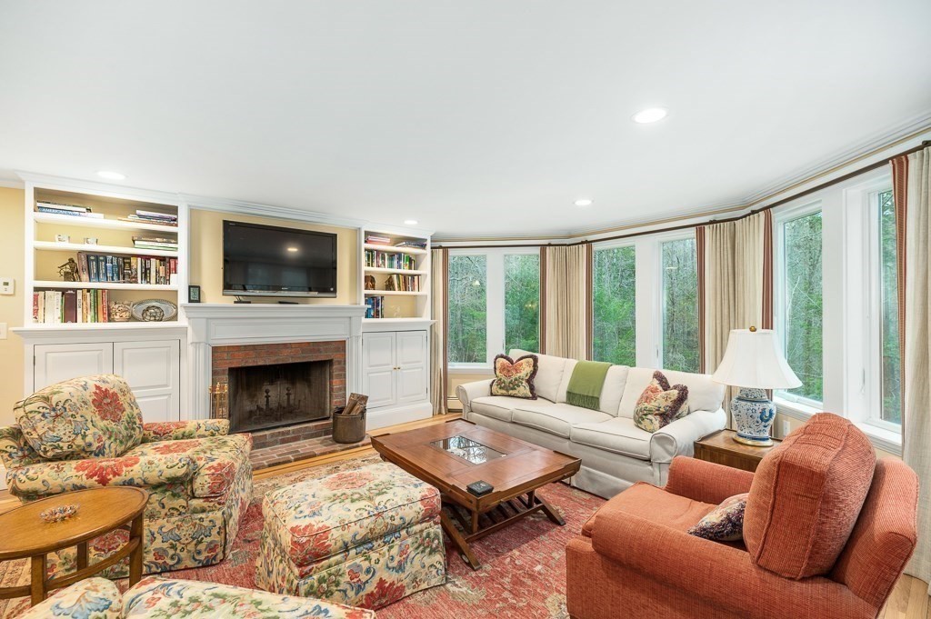 17 Loading Place Road Manchester, MA 01944 - Photo 11 of 40